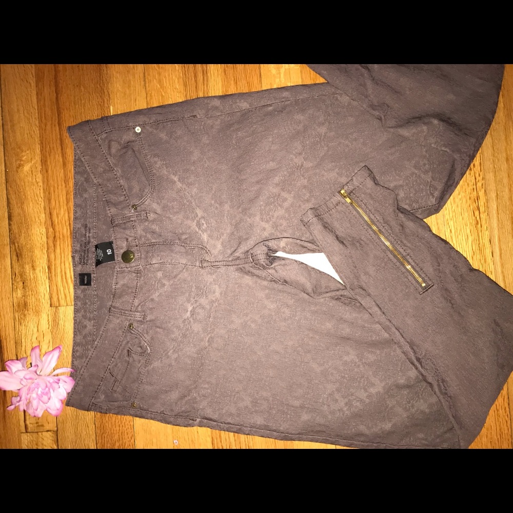 Shinny pants with zipper at the ankles